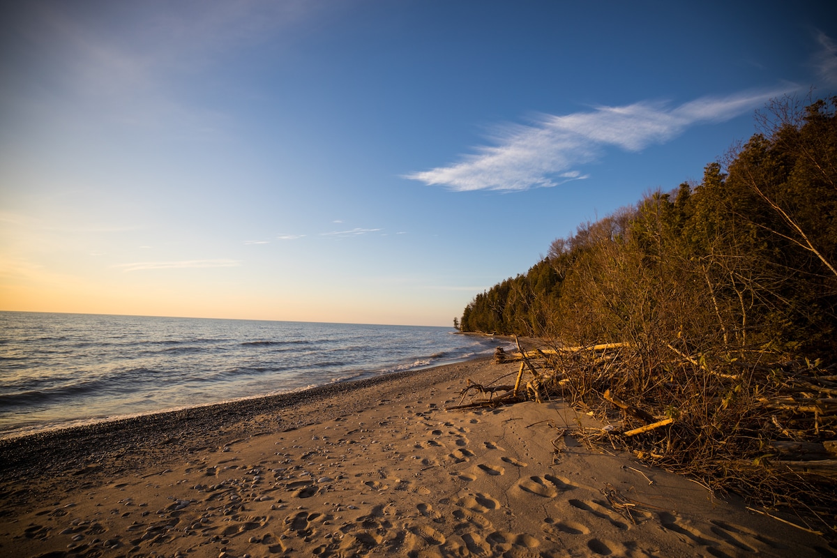 Spectacular sunsets, beachfront 4 bedroom cottage