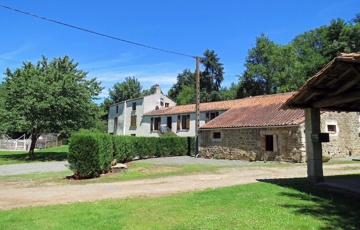 Wonderful secluded farmhouse 2 pools 12-30 guests