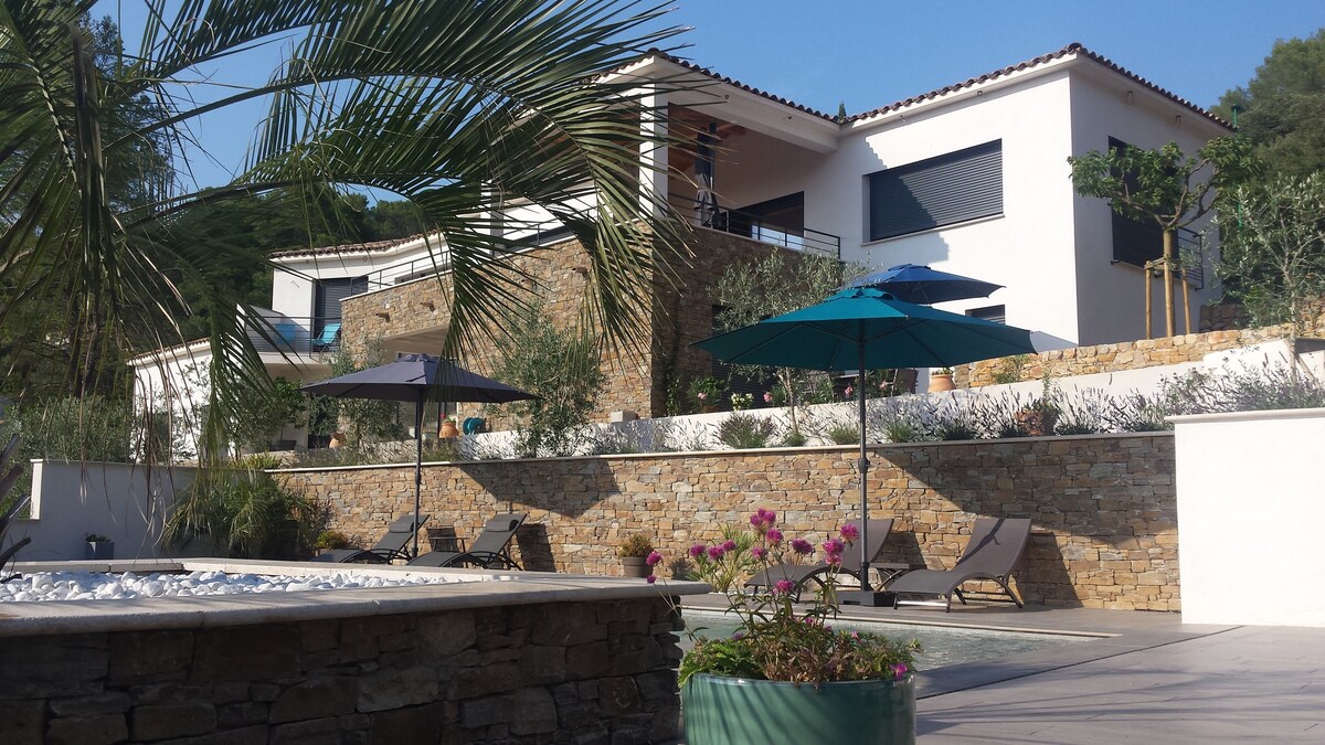 Villa au calme avec jolie vue et piscine privative