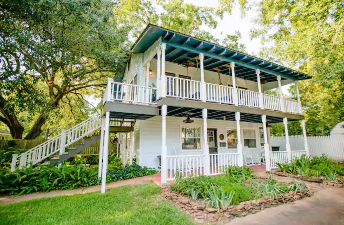 Historic Carriage House near lake and casino