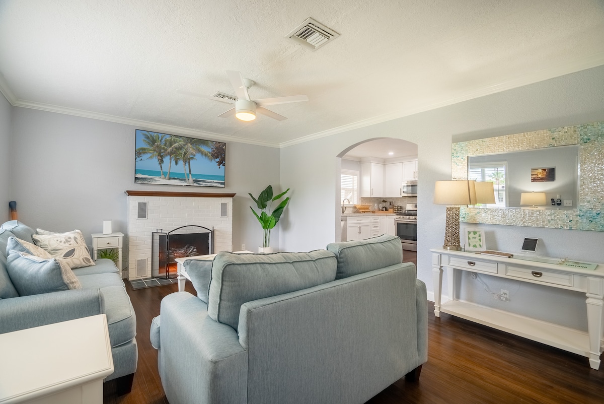 Coastal Key West Style Cottage Minutes From Beach