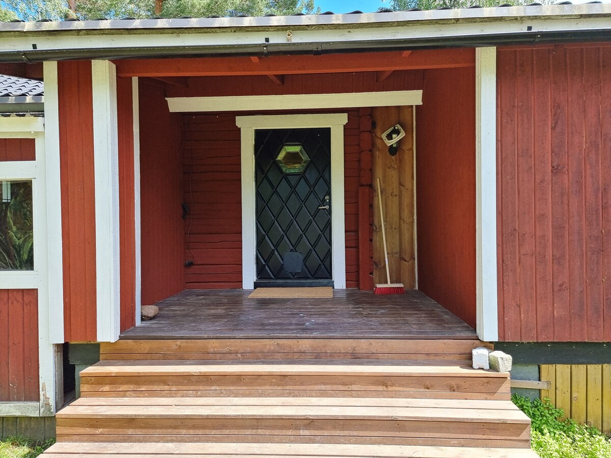 舒适的木屋，配备桑拿房和木柴浴缸。