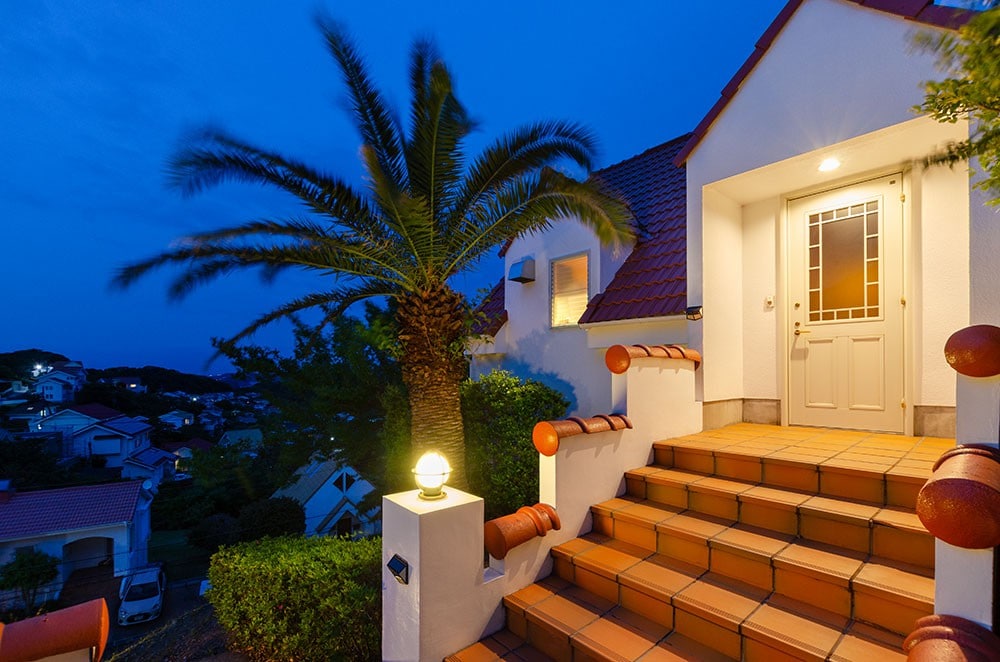 俯瞰异国情调的城市景观和大海的房子。Bay Coast Villa Go Stone位于海滩上。