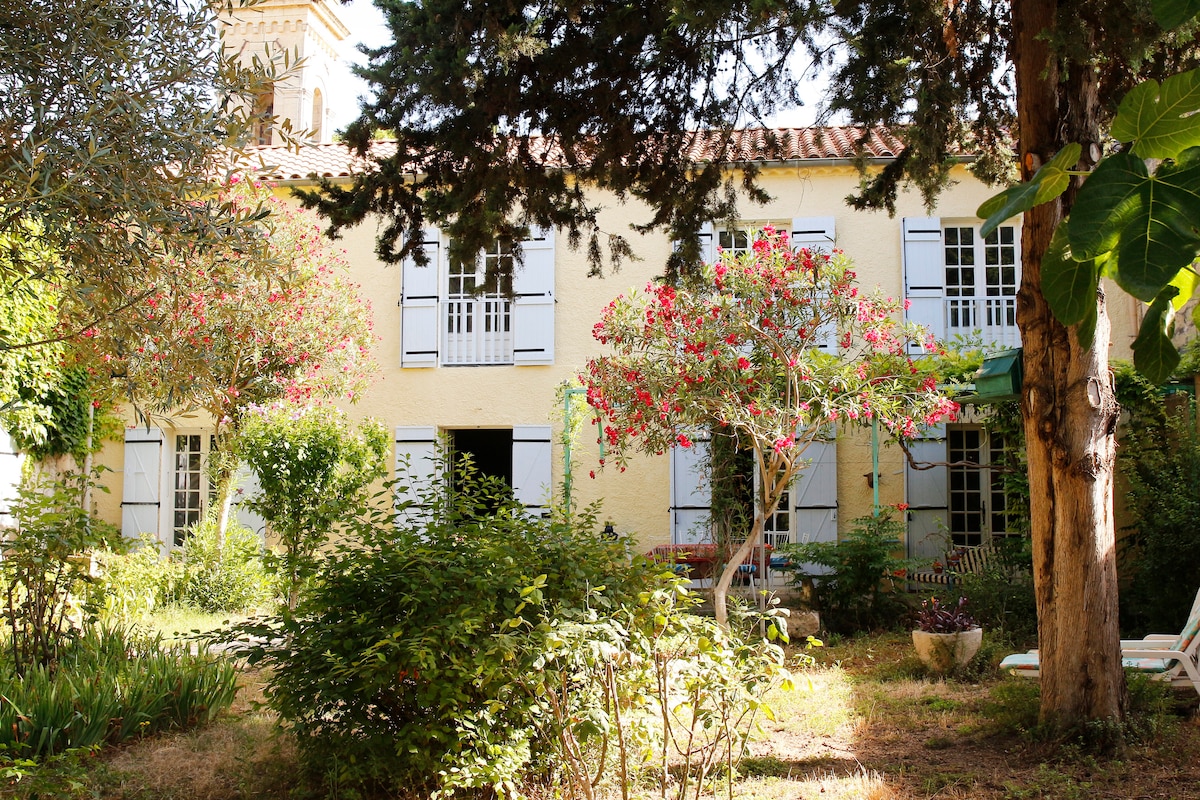 Belle maison provençale,  jardin et parking clos