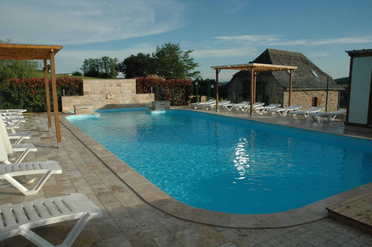 Gîte Cosy au calme en campagne avec piscine-Lunac