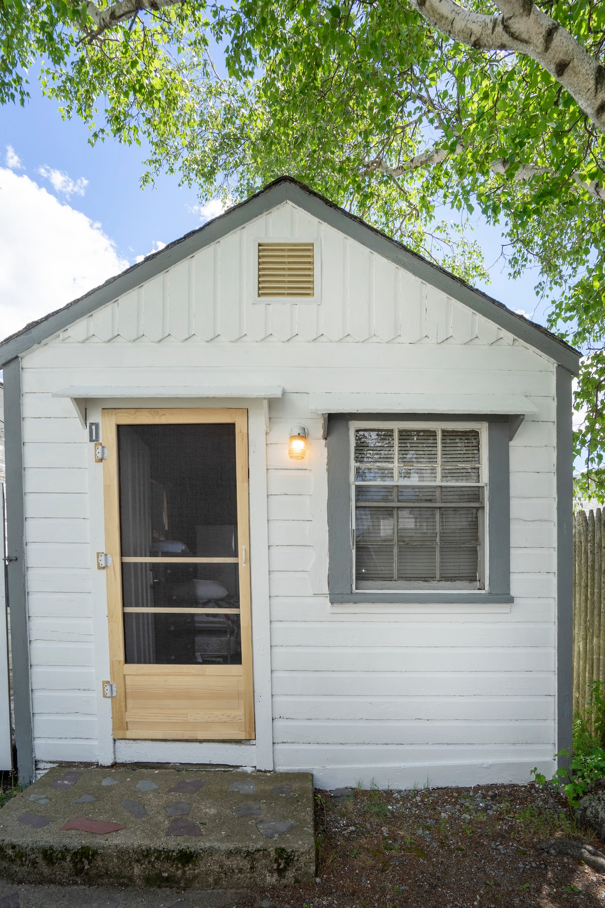 Hampton Helm Cabin 1