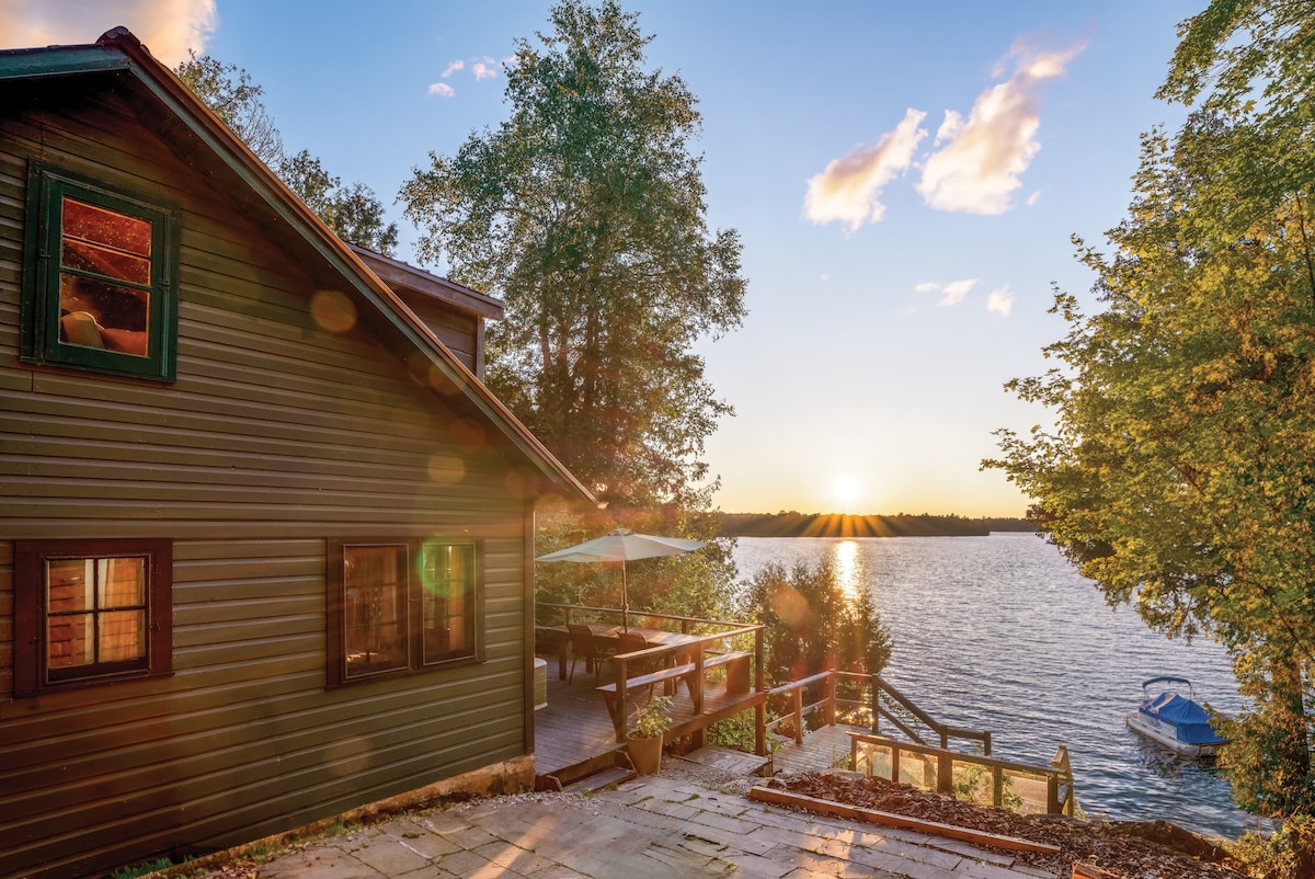 Bright cottage with sunset views & sauna