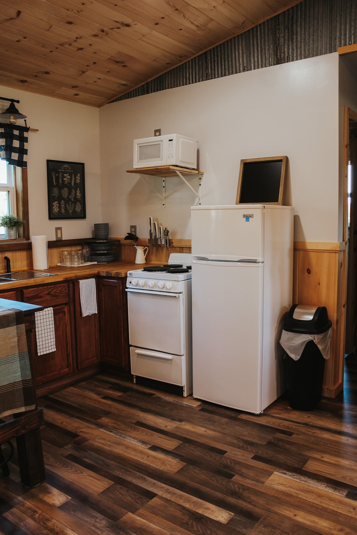 Rustic Roots at Taylor Farms - Ozarks Cabin