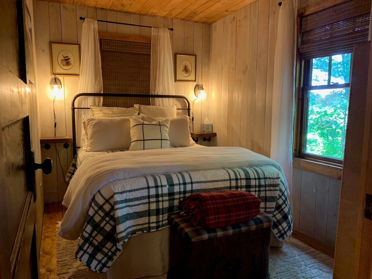 Holler Hideaway: Secluded cabin nestled on 16 ac.