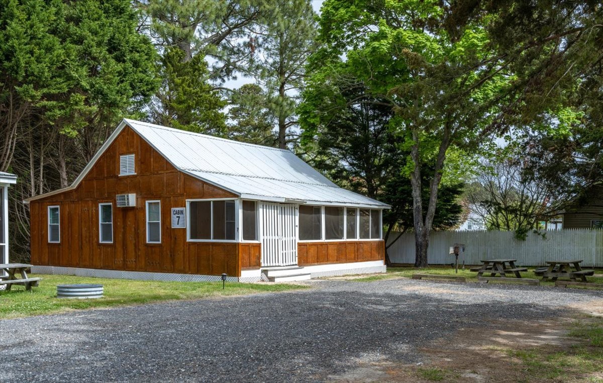 Unwind in the 3br/2ba cabin by Herring Creek