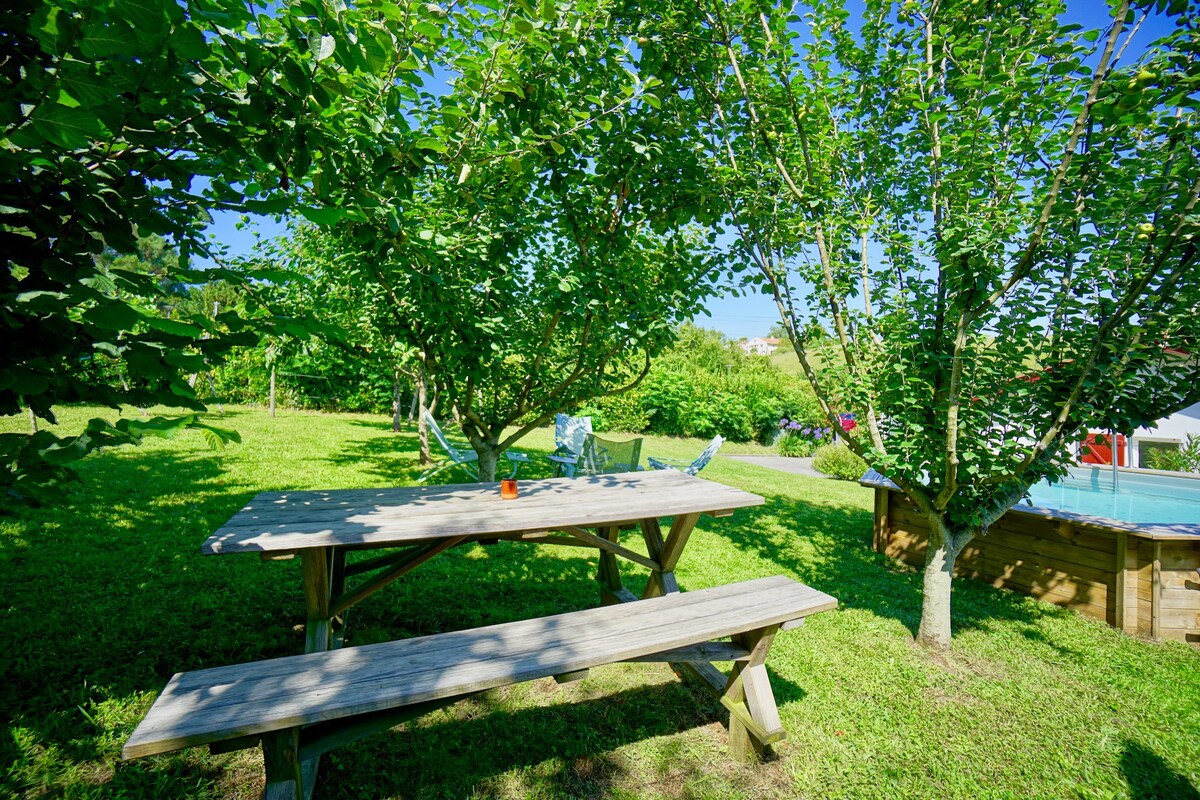 Gite KAERU : plage à pied piscine jardin barbecue.