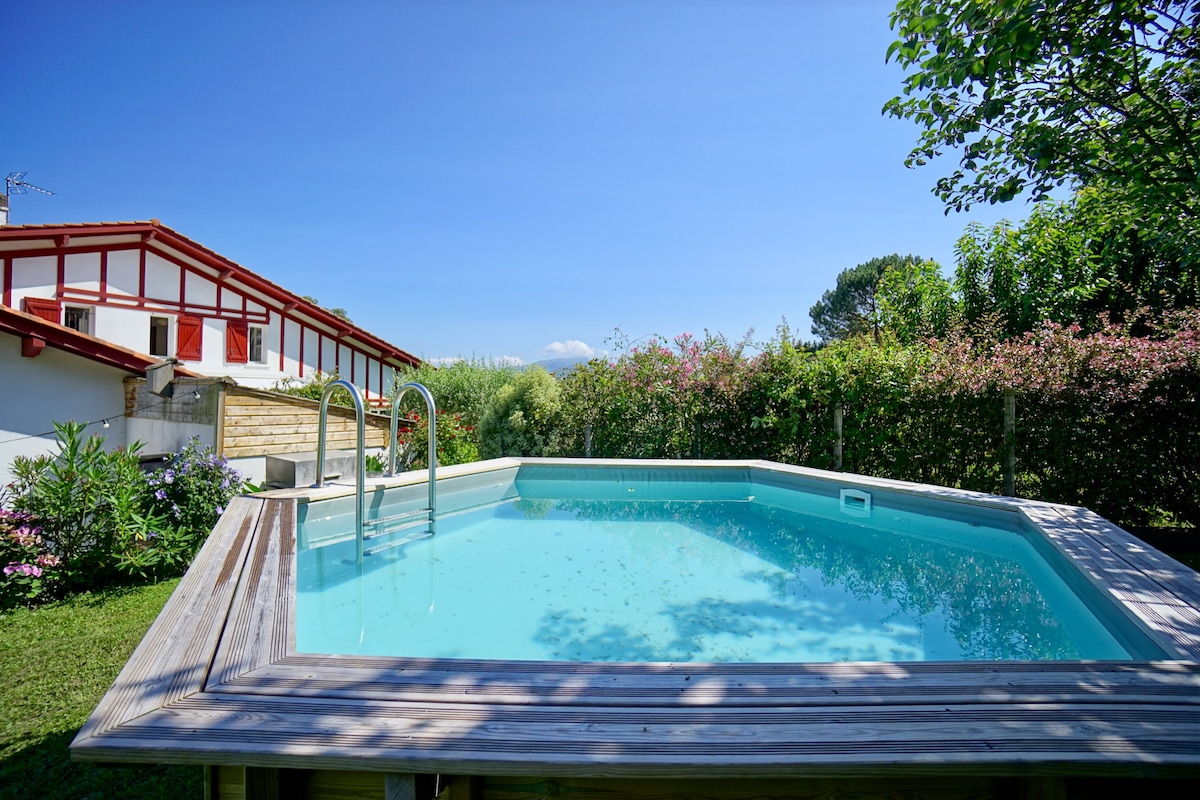 Gite KAERU : plage à pied piscine jardin barbecue.