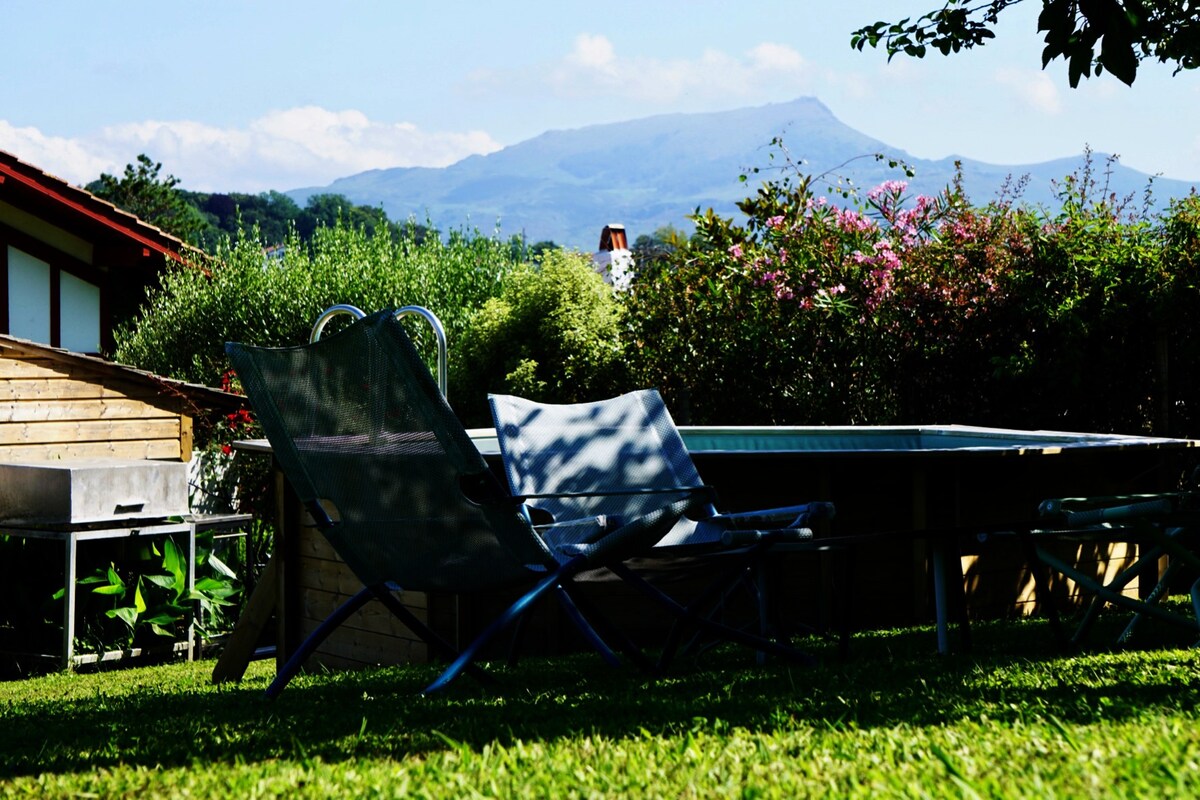 Gite KAERU : plage à pied piscine jardin barbecue.