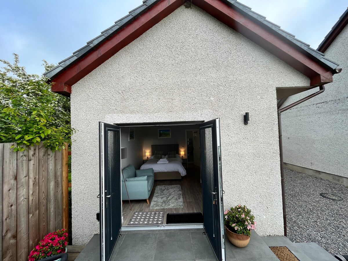 Fyrish View - Luxury Studio with Private Patio