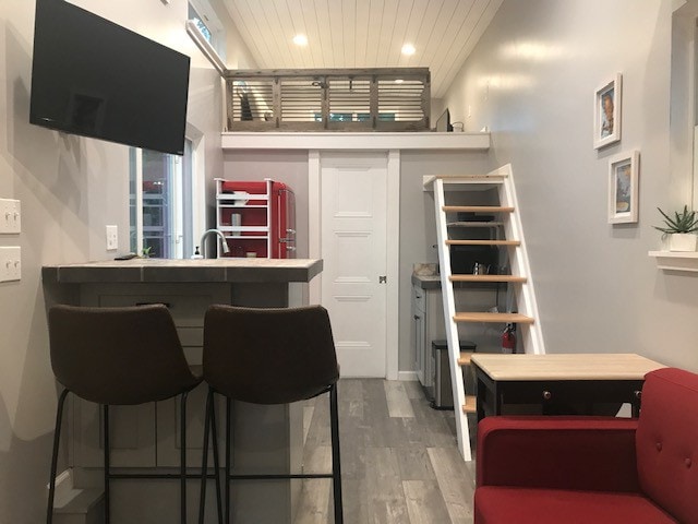 Stylish, modern tiny house with 1 bedroom and loft
