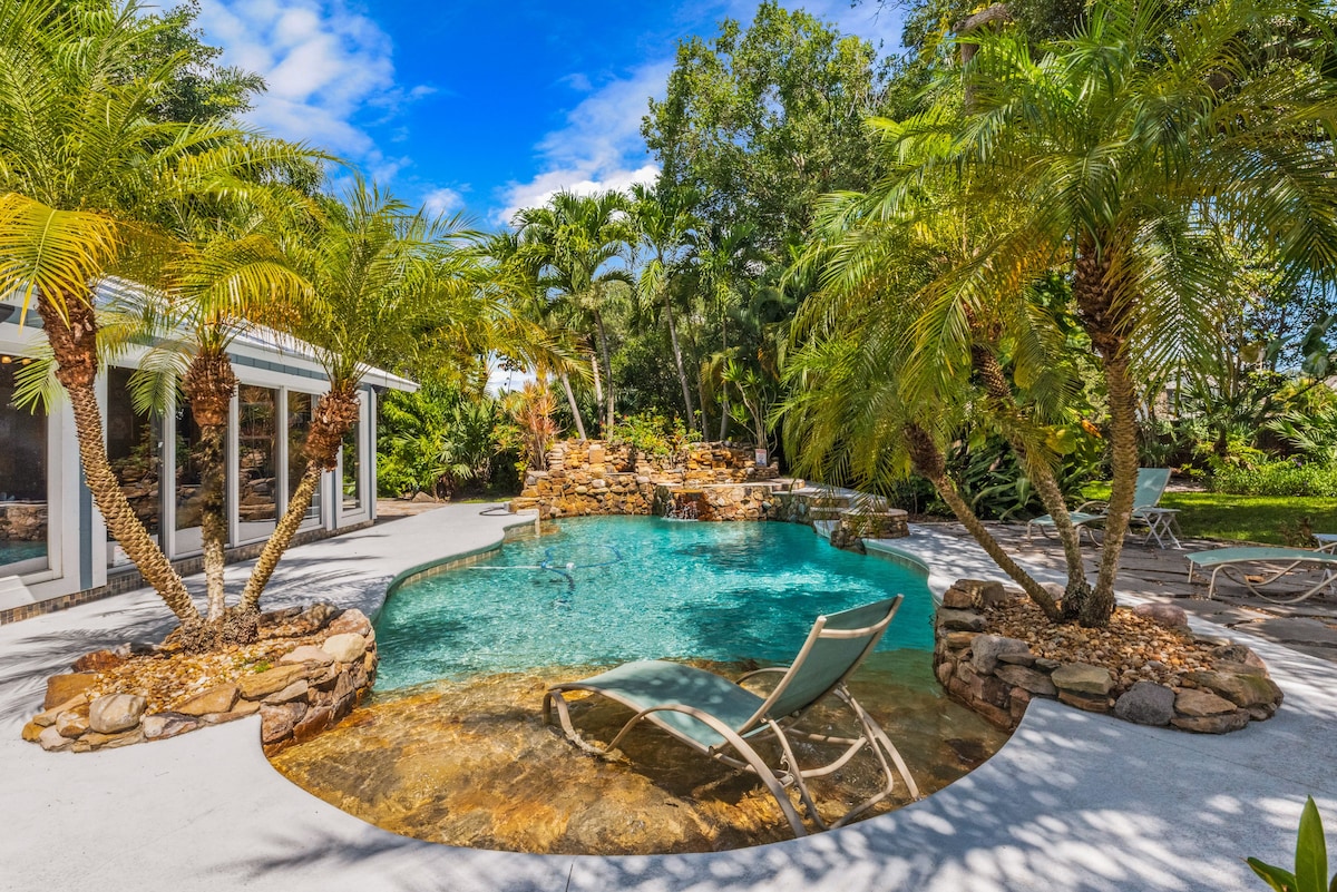 Tropical Resort Style Retreat w. Pool House