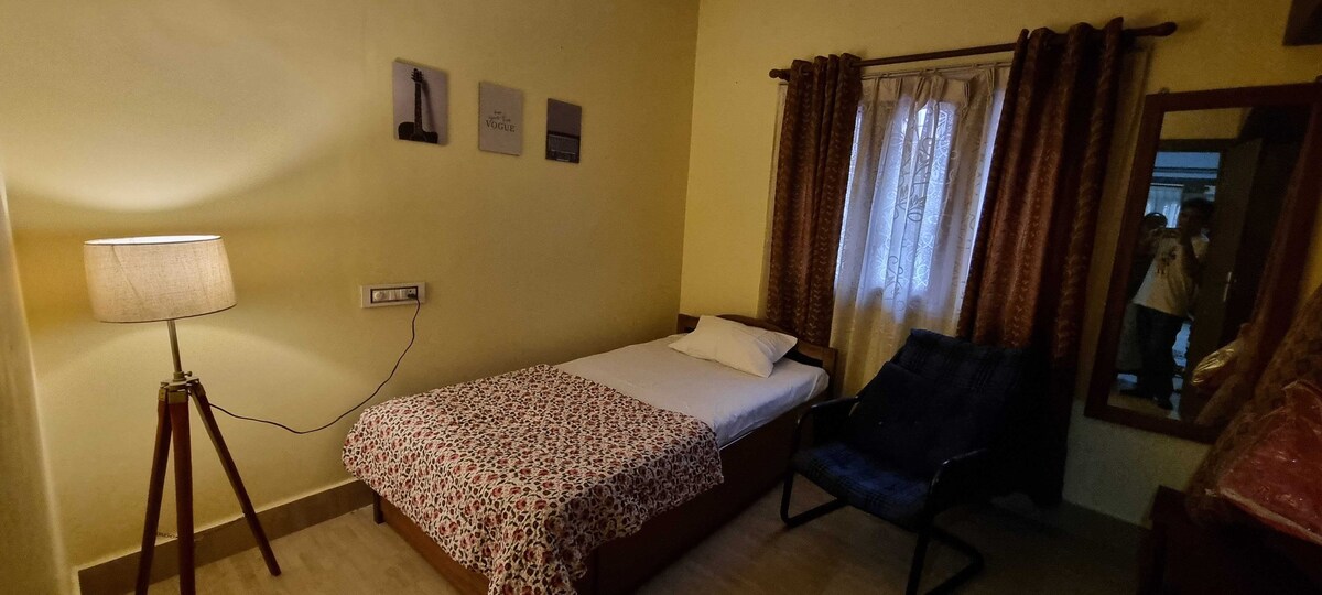Guwahati的整套双卧室公寓（带空调）