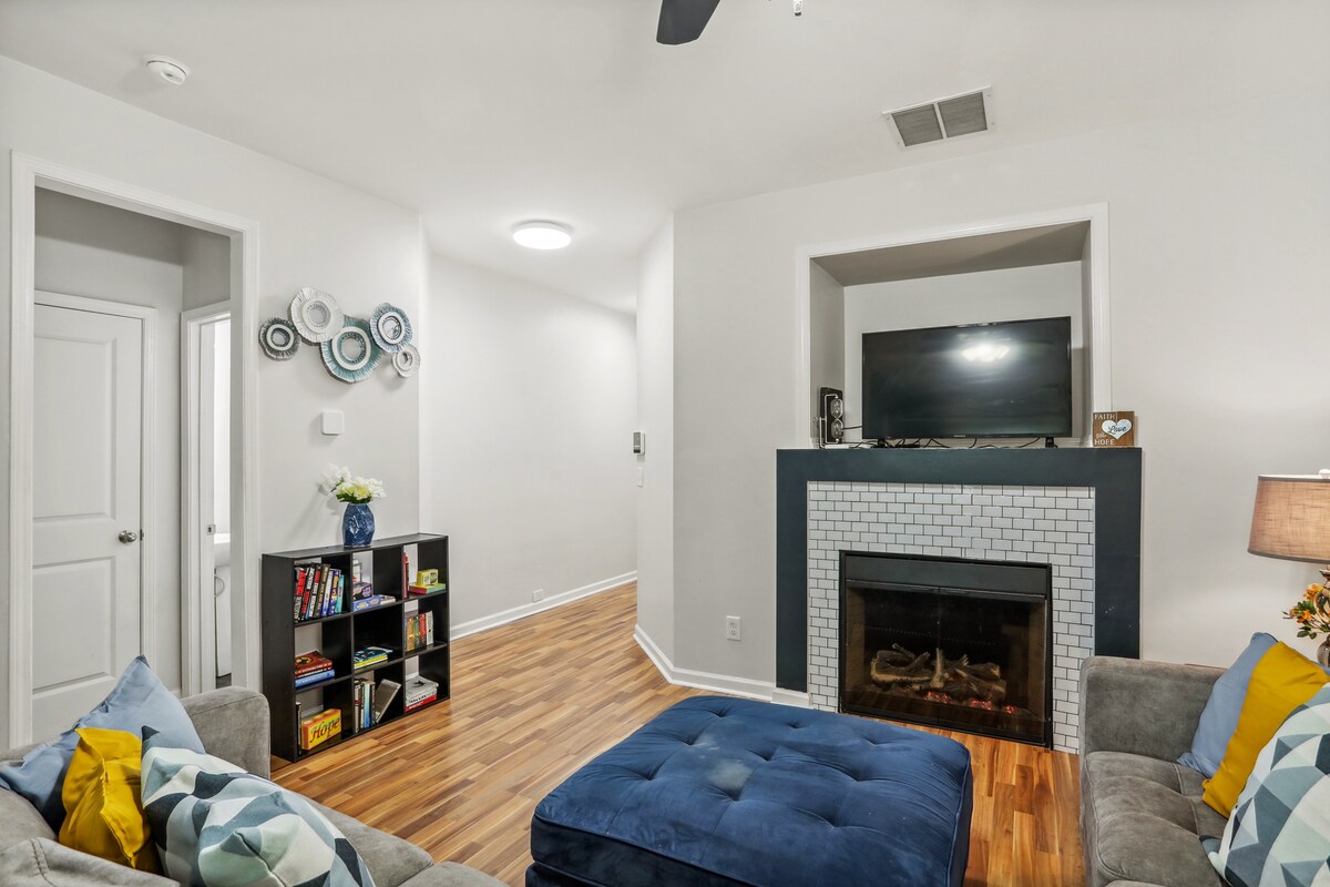 Cozy three-bedroom townhome near airport