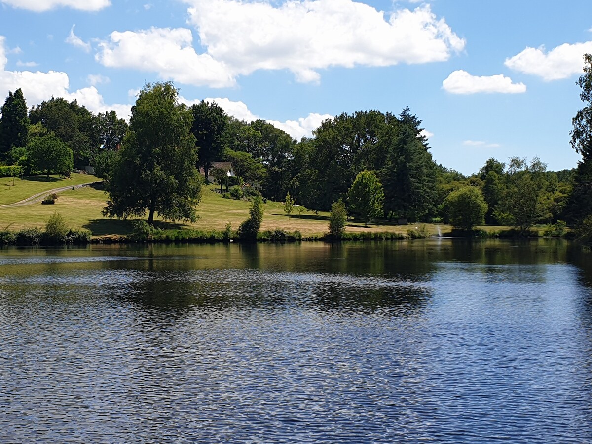 Les Deux Lacs - Stunning gite/2 bedr, pool & lakes