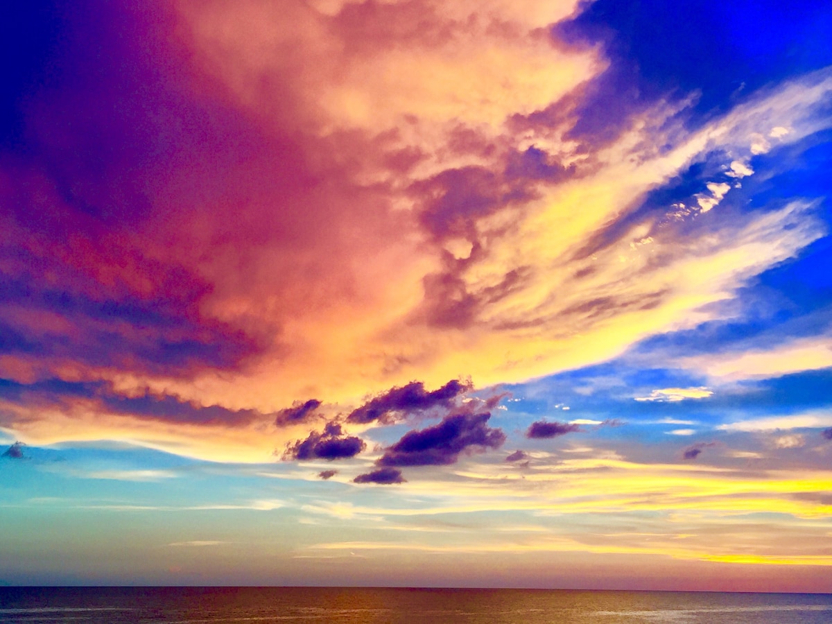 1/1 FULL Beach & Gulf Front w/amazing sunset views