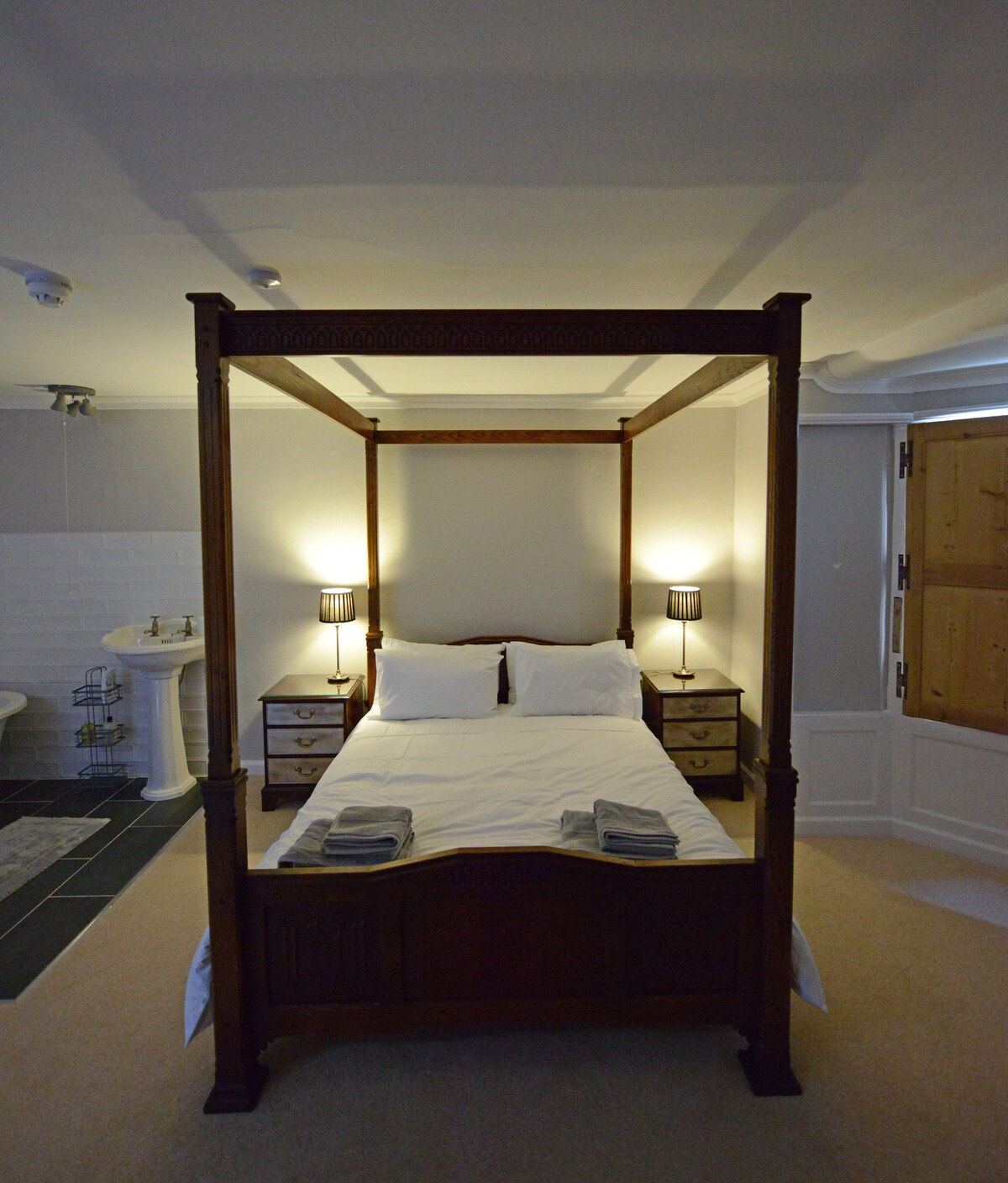 Large double room with four-poster bed