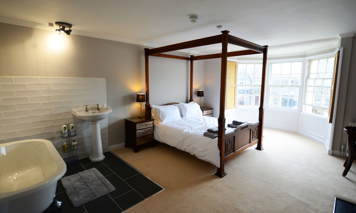 Large double room with four-poster bed