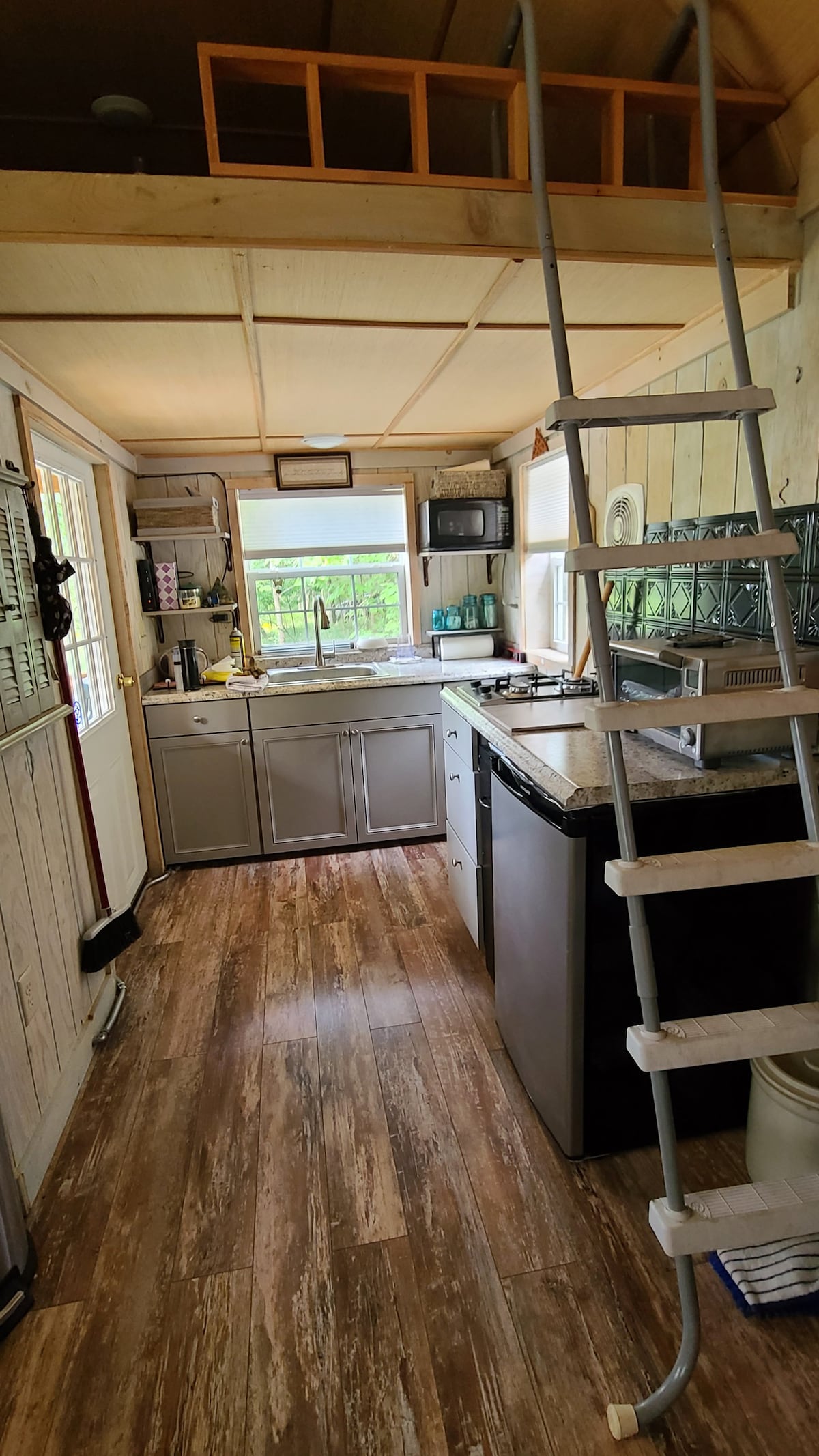 Country Cabin close to Howe Caverns. Nearby lake.