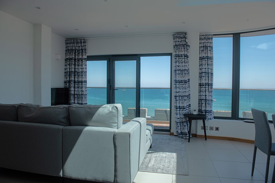 Stunning Beach Front Penthouse w Balcony Swanage