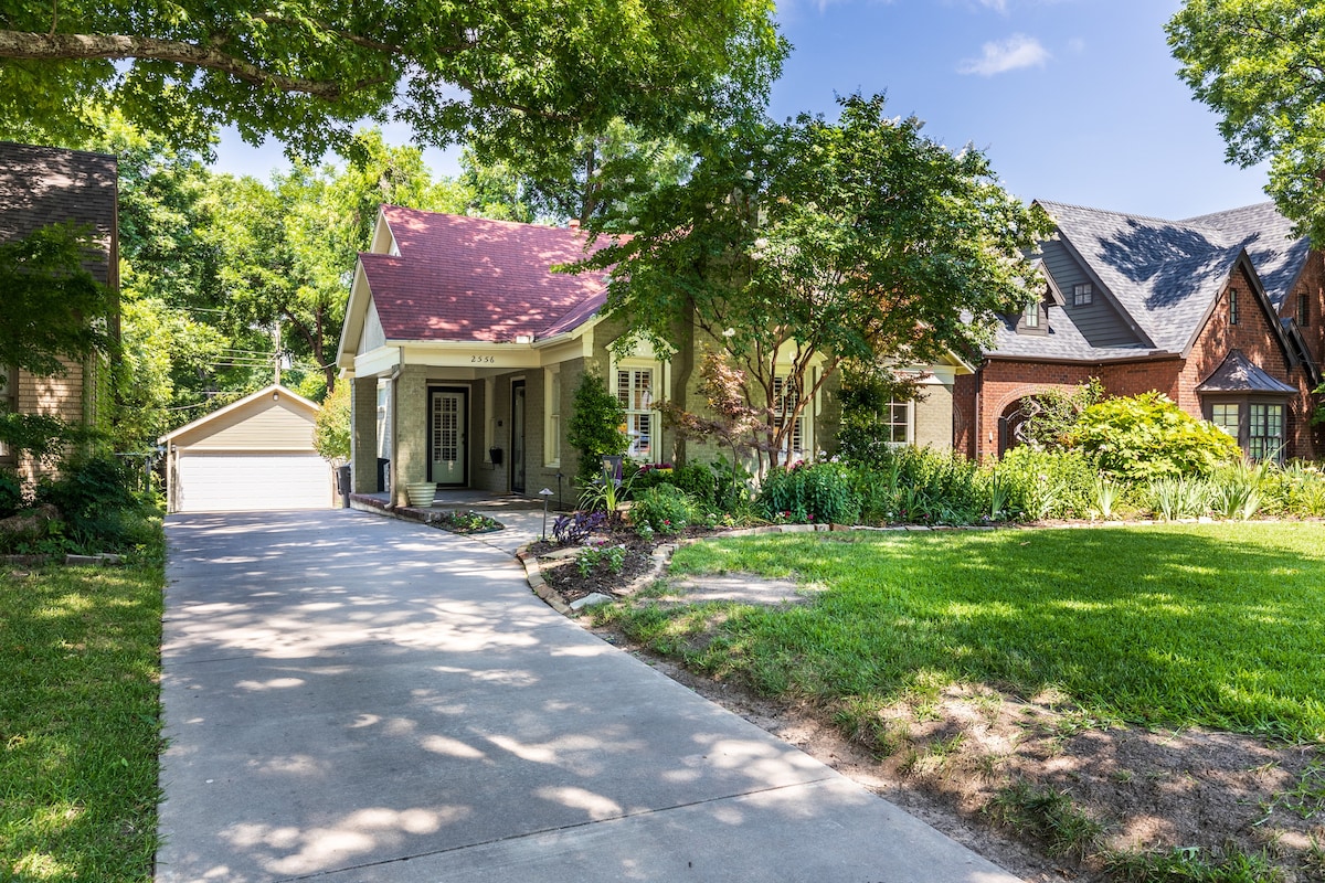 TCU/Colonial Country Club Tudor, King/Queen Beds