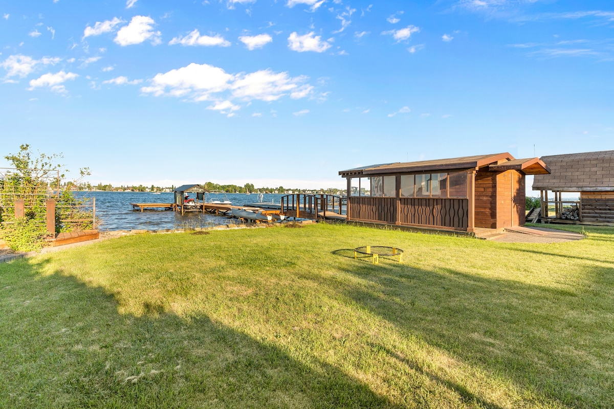 LAKEFRONT CABIN WITH COVERED DECK, HOT TUB & MORE