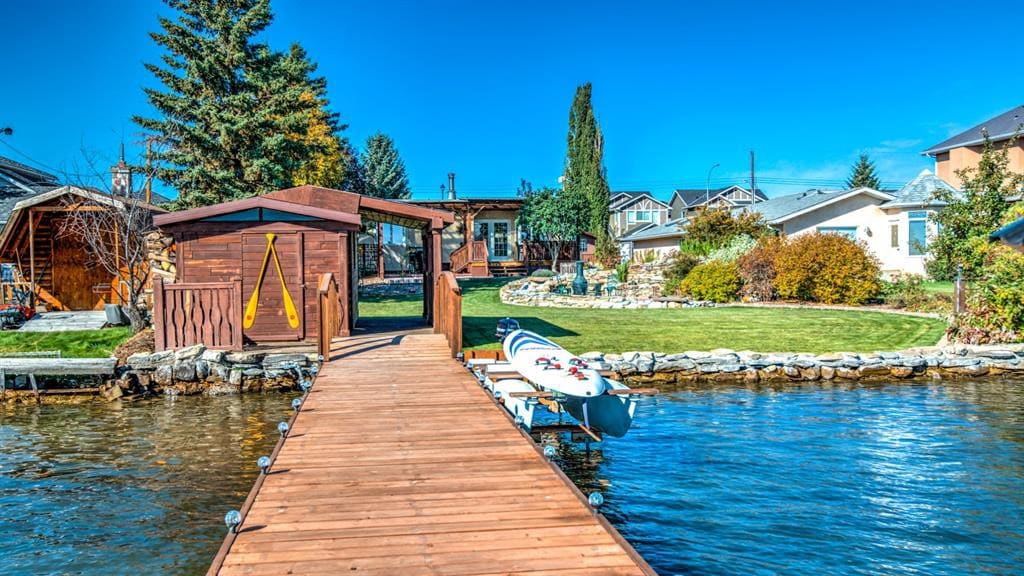 LAKEFRONT CABIN WITH COVERED DECK, HOT TUB & MORE