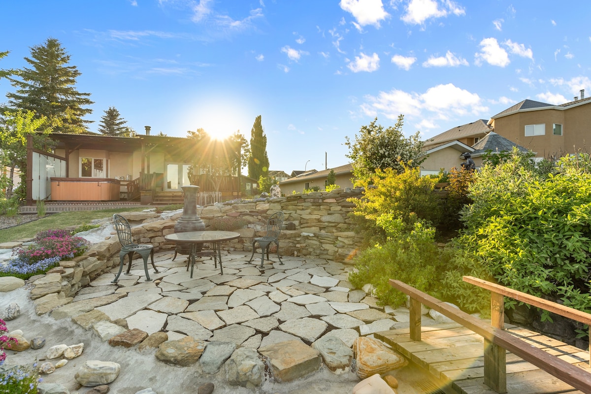 LAKEFRONT CABIN WITH COVERED DECK, HOT TUB & MORE