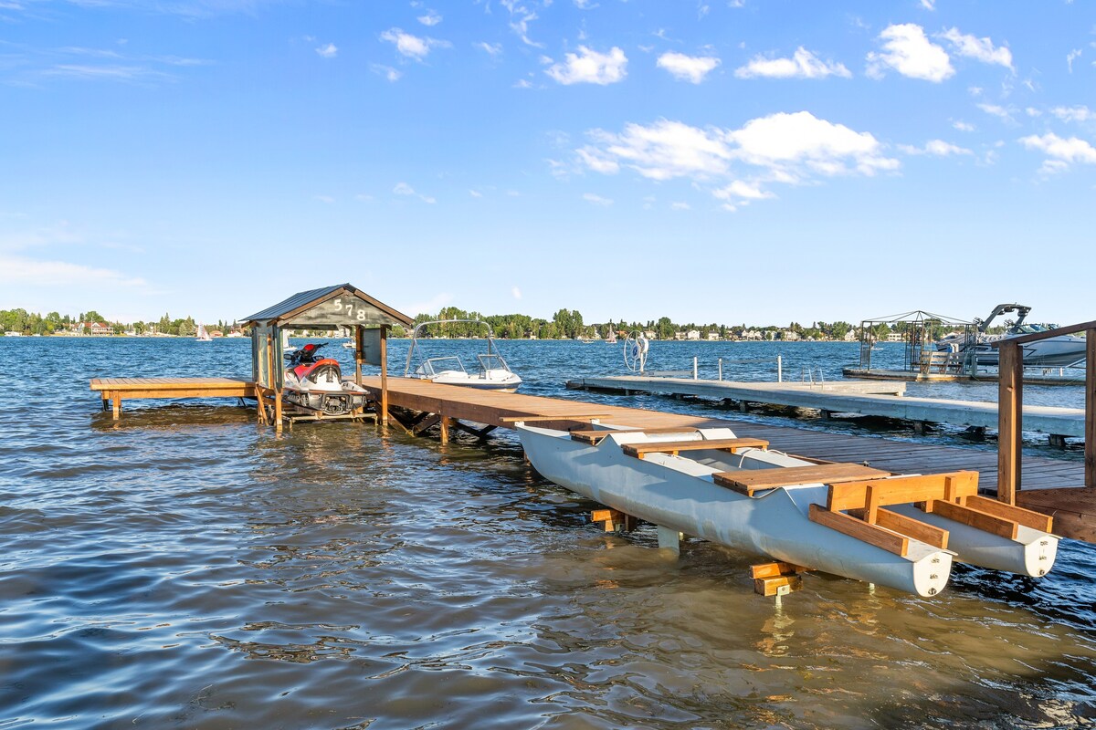 LAKEFRONT CABIN WITH COVERED DECK, HOT TUB & MORE