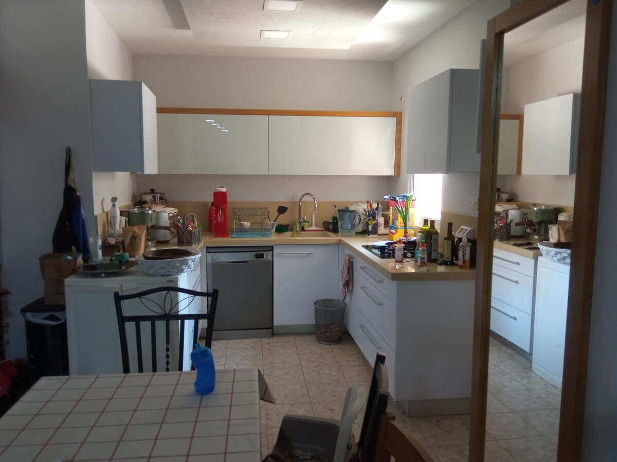 Family Flat with Dairy-only Kitchen in B7