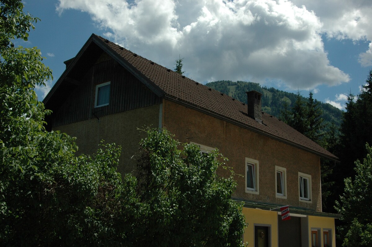 Ferienwohnung Rosenbach位于Karawanken山脚下。