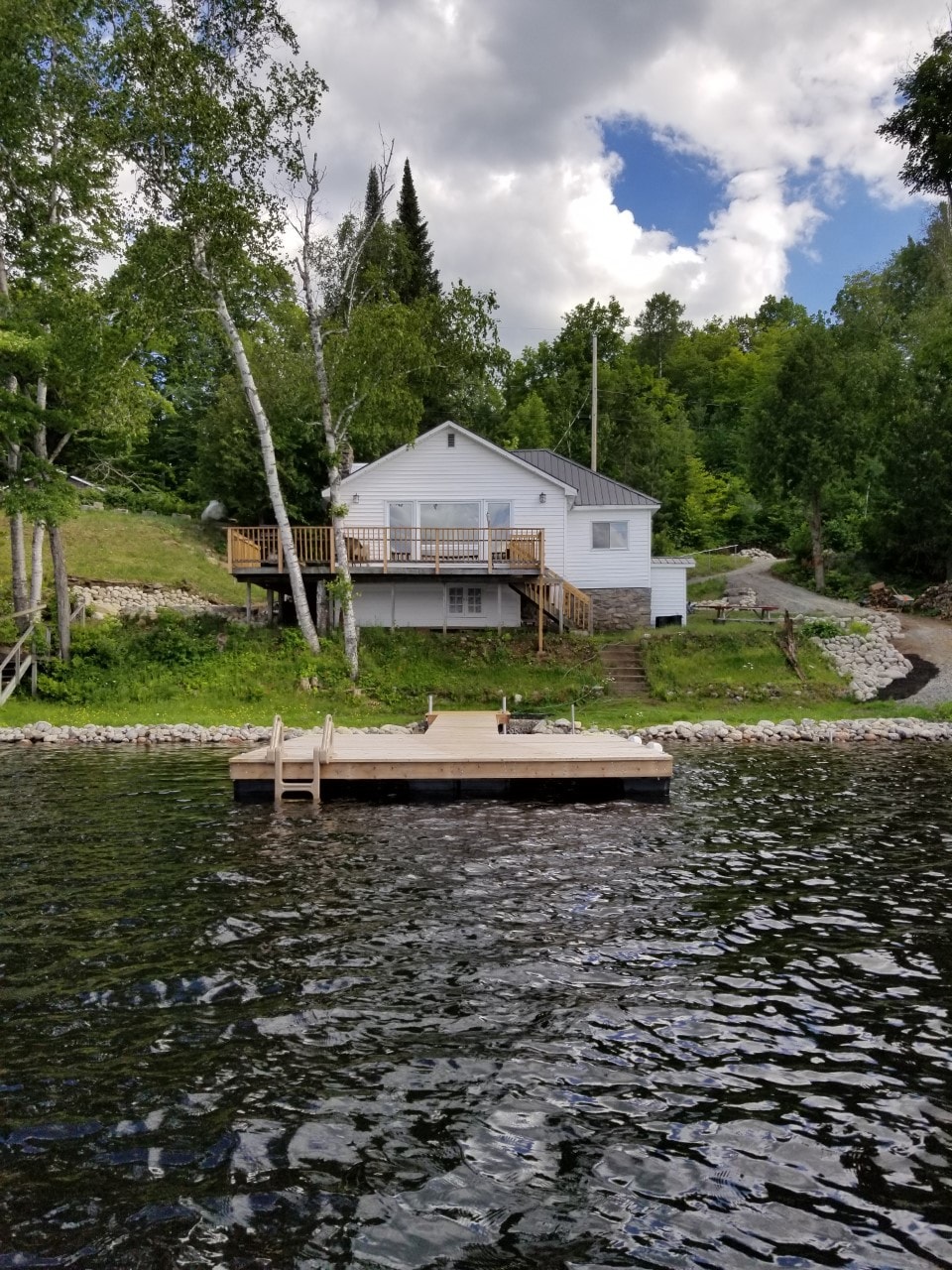 位于Baptiste Lake的愉快3卧室小屋。