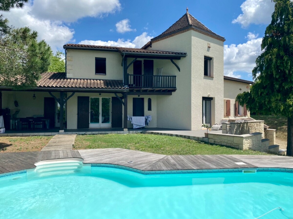 Magnifique villa avec piscine et jolie vue.