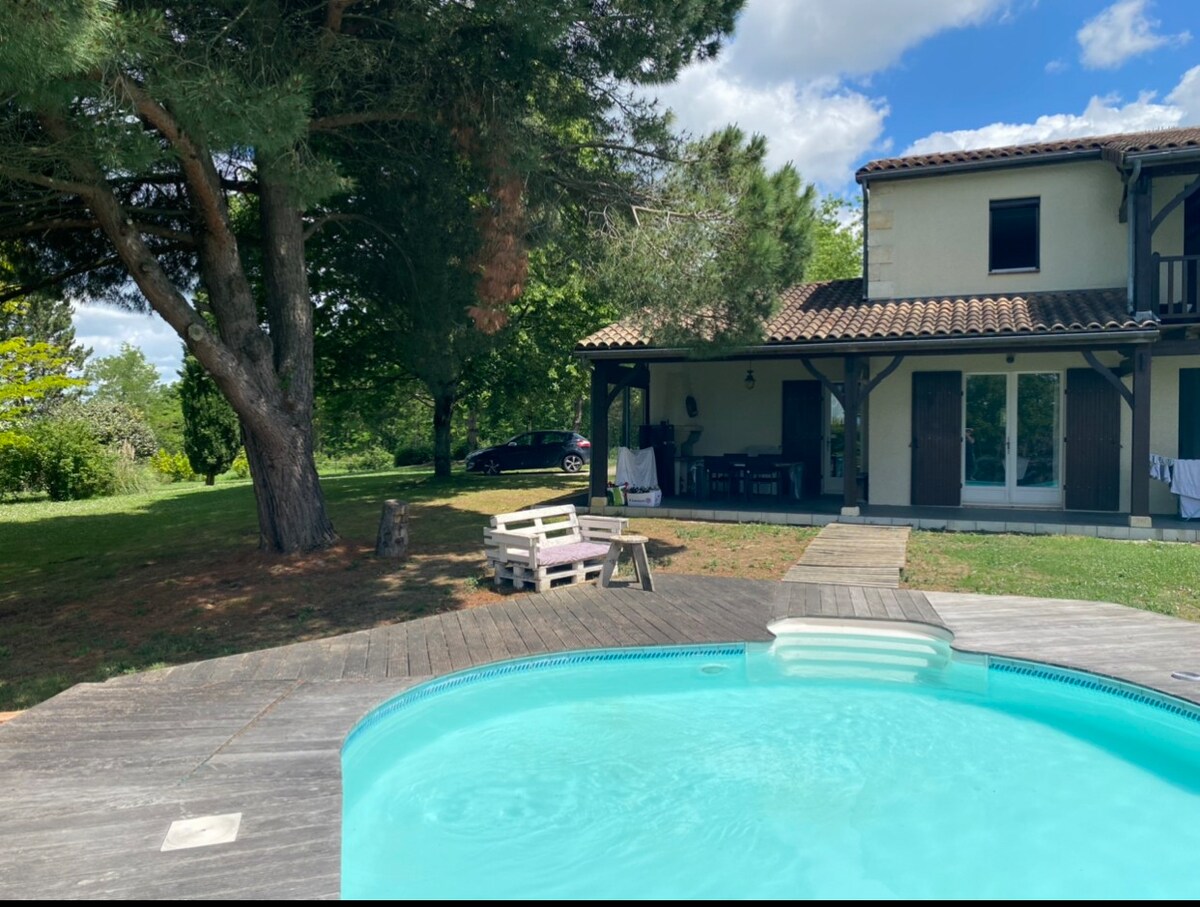 Magnifique villa avec piscine et jolie vue.