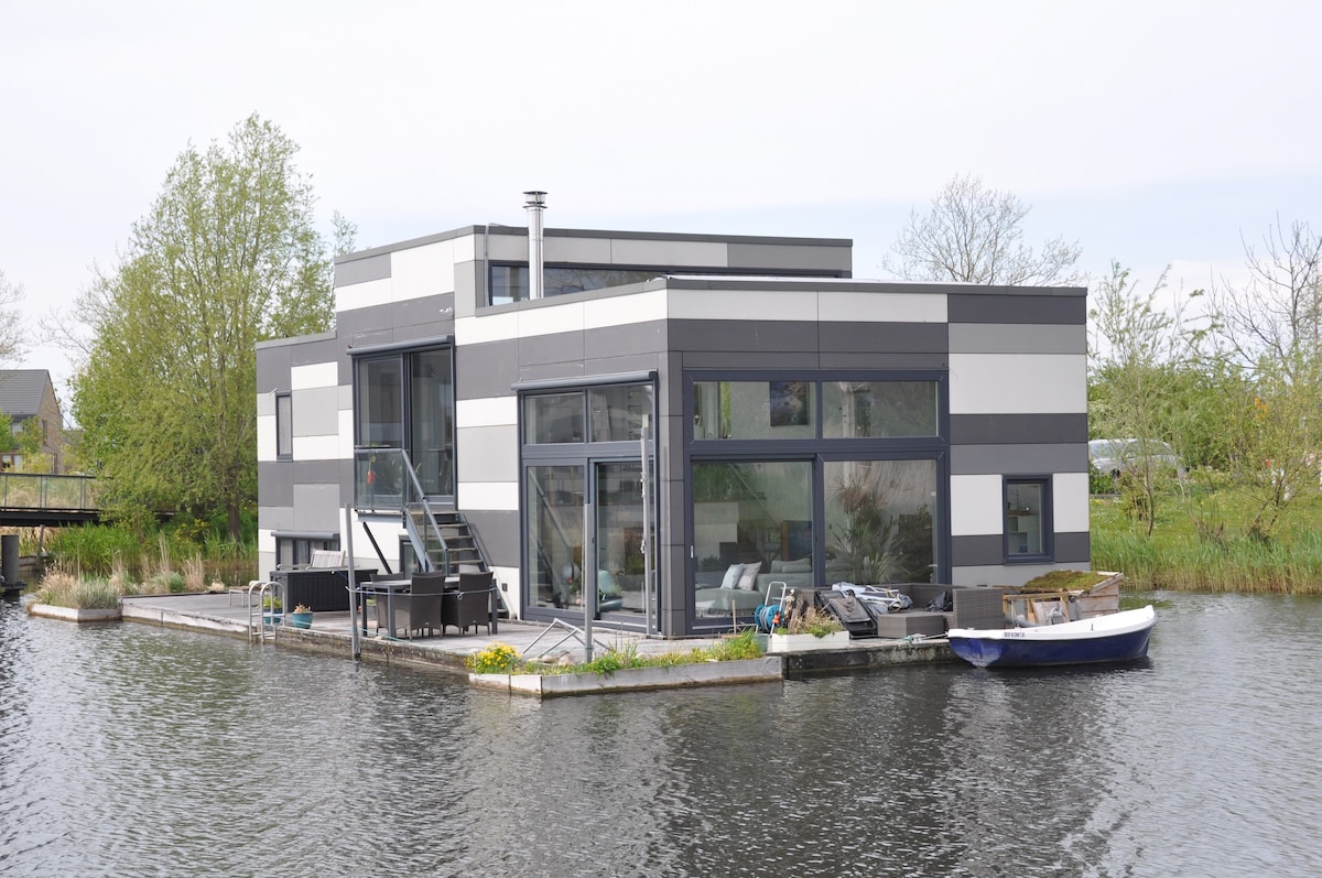 现代水上别墅；住在水上