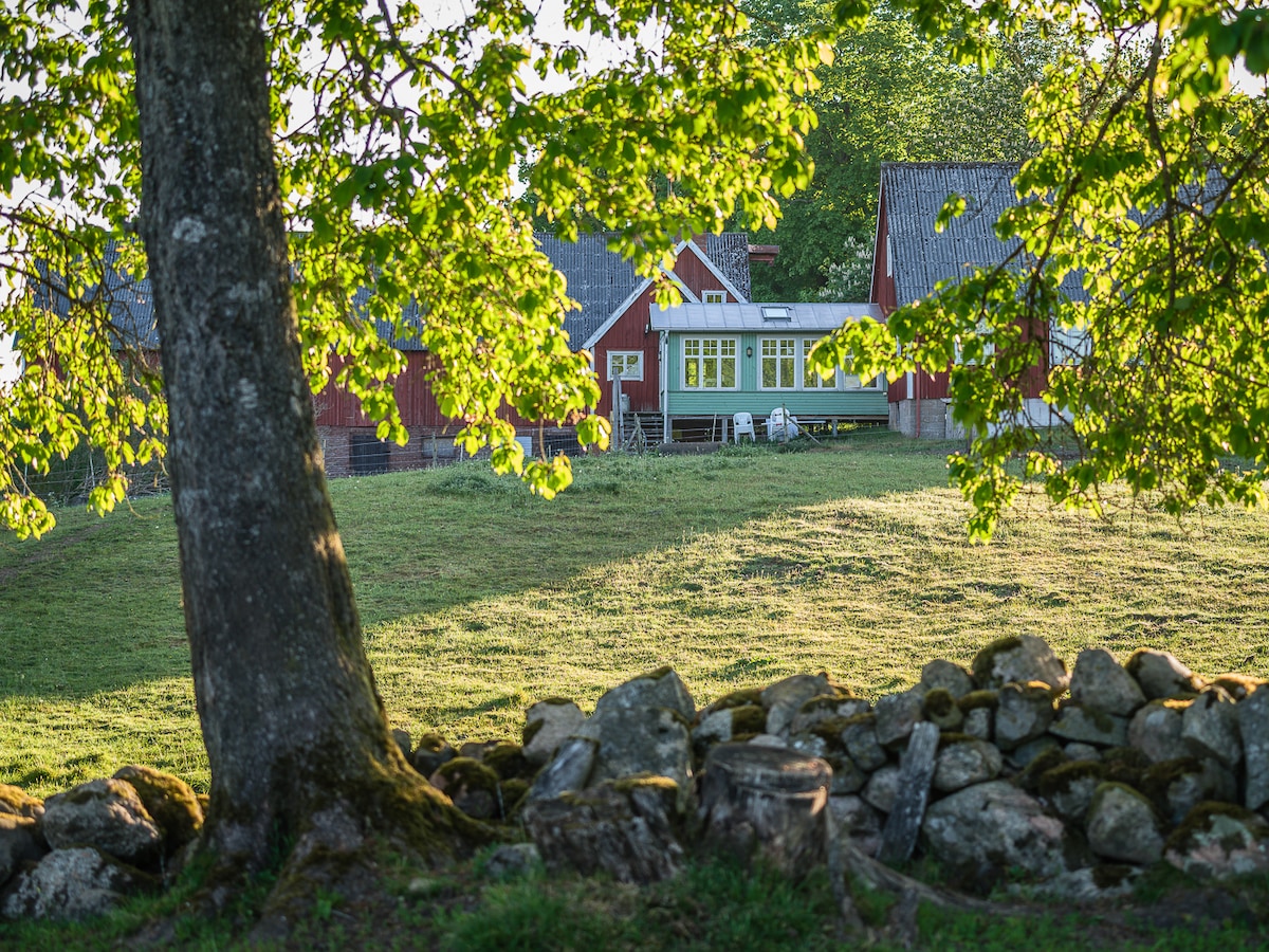 Gammal gård på landet med naturskönt rofyllt läge