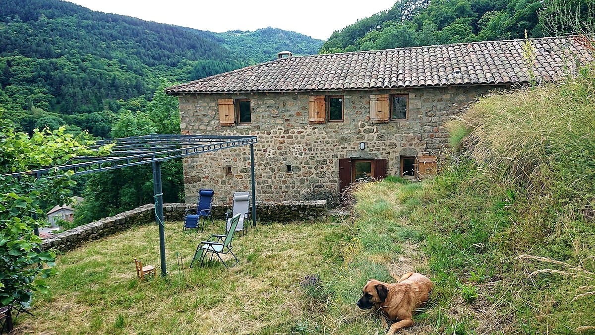 Léonard
位于Ardèche生态小屋的中心地
带