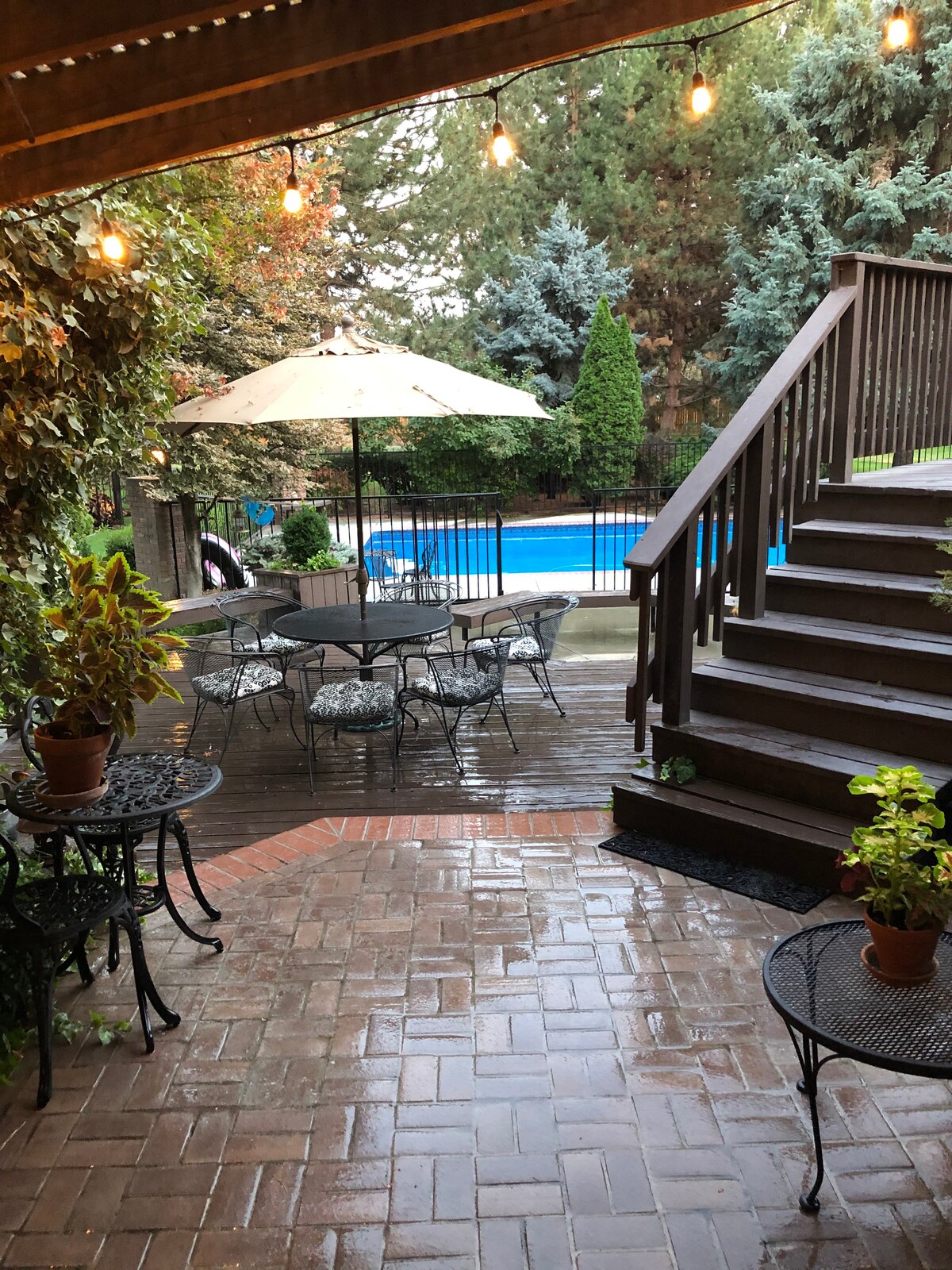 Secluded retreat: big pool, hot tub, yard (duplex)