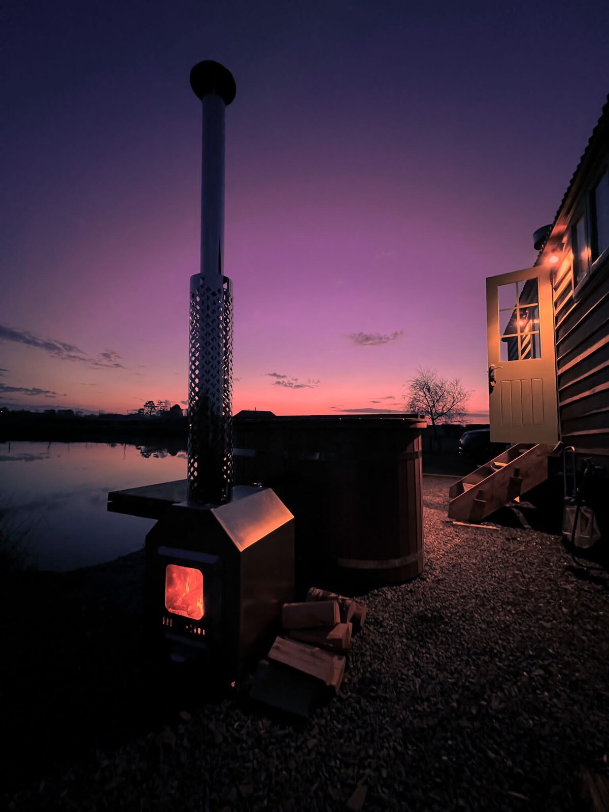 Four Acres Farm Shepherds Hut 1, Private Hot Tub