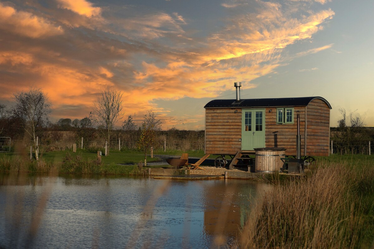 Four Acres Farm Shepherds Hut 1, Private Hot Tub