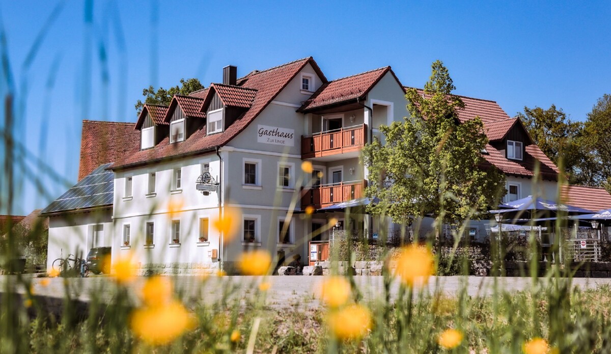 Gasthaus zur Linde （ Dombühl ） ，双人间，带法式床和免费无线网络