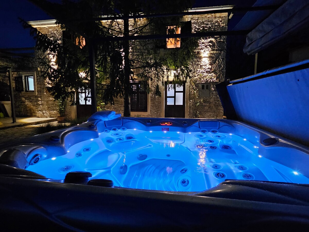 Stone house Ana with jacuzzi Rovinj-Krmed