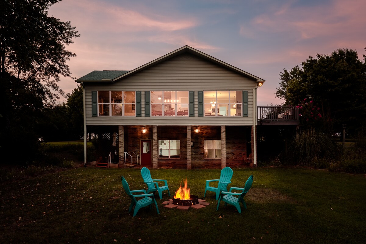 Spacious Riverview Farmhouse & Fishermen's Retreat