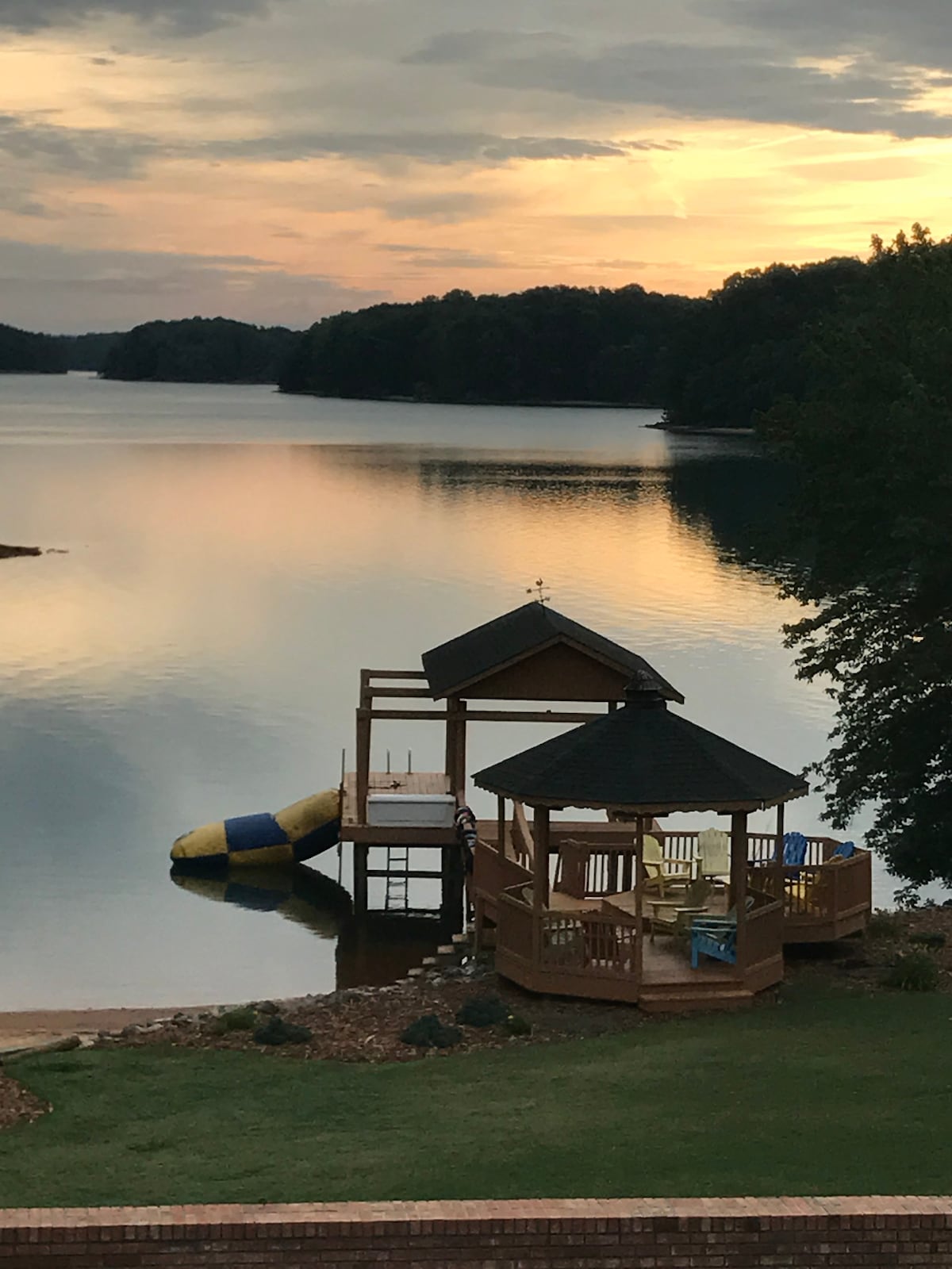 The Maloney Family Lake House - Memorial Day open