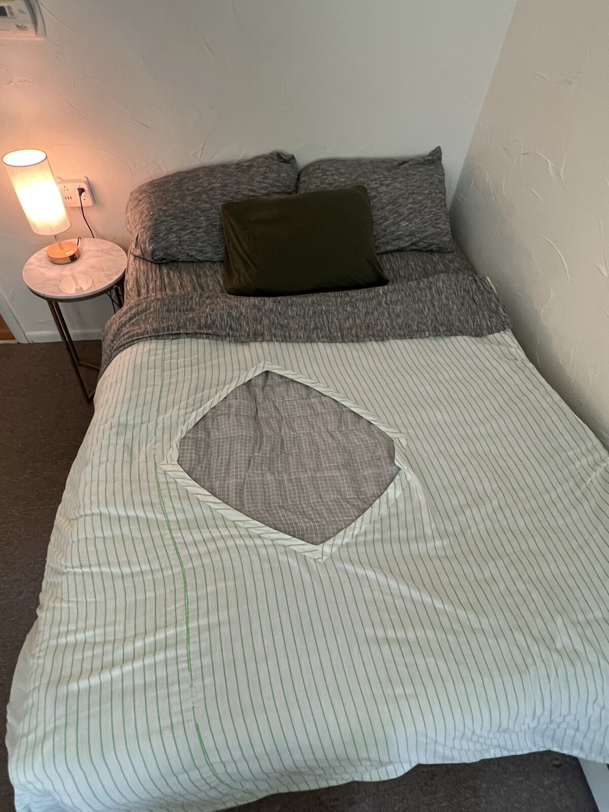 独立小卧室，配备全尺寸床和书桌