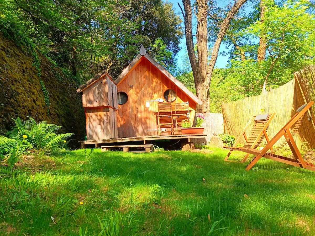 Cabane avec sanitaires en surplomb de la rivière